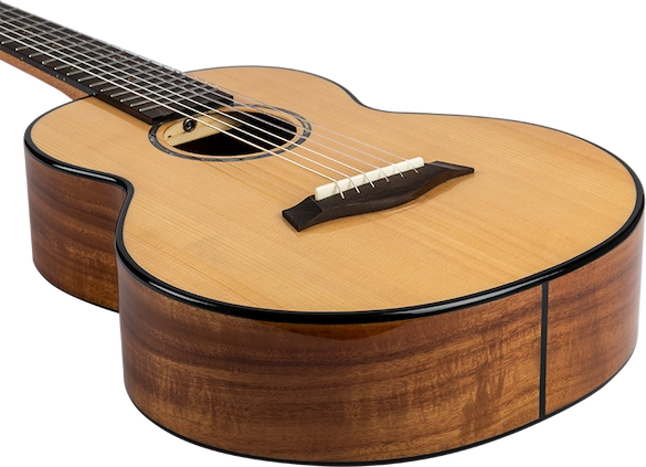 Flight GUT850 Guitarlele with solid spruce top and acacia body